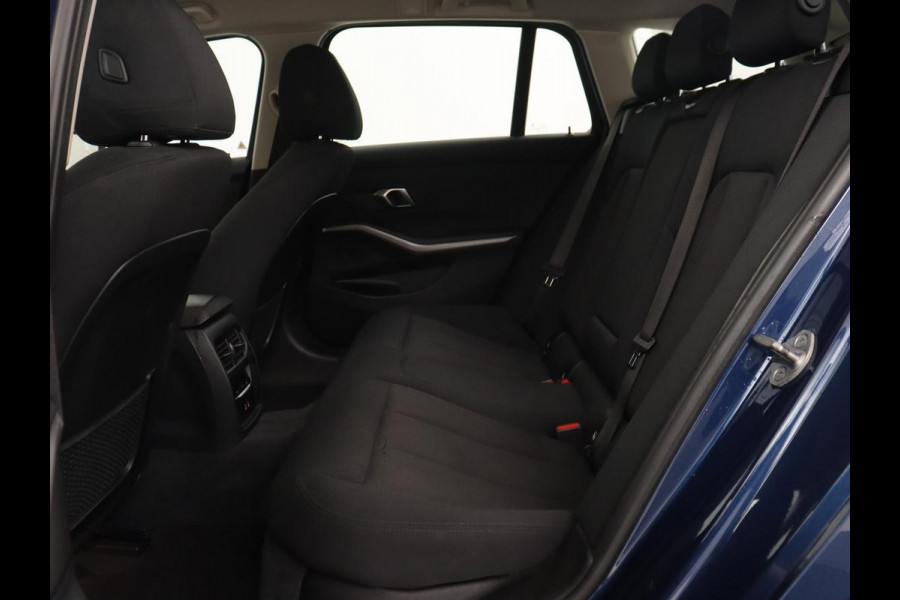 BMW 3 Serie 318i Business Edition | Stoelverwarming | Camera | Carplay | Live Cockpit | Full LED | Navigatie | Dodehoek detectie | Climate control