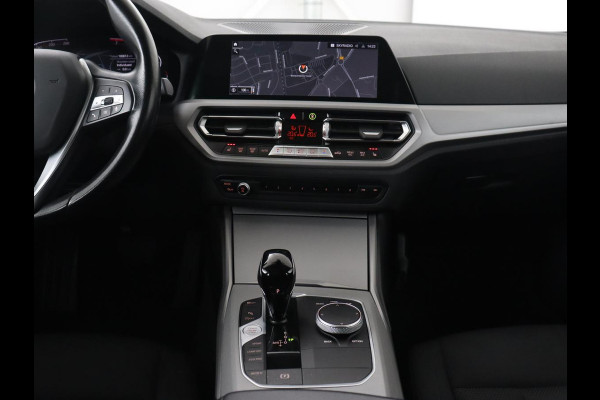 BMW 3 Serie 318i Business Edition | Stoelverwarming | Camera | Carplay | Live Cockpit | Full LED | Navigatie | Dodehoek detectie | Climate control