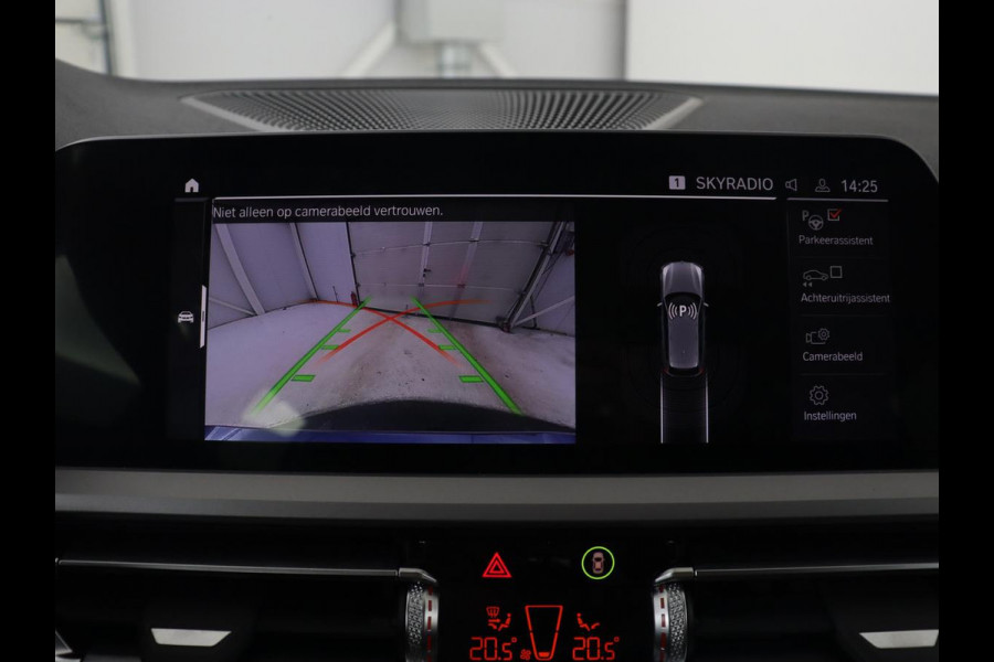 BMW 3 Serie 318i Business Edition | Stoelverwarming | Camera | Carplay | Live Cockpit | Full LED | Navigatie | Dodehoek detectie | Climate control