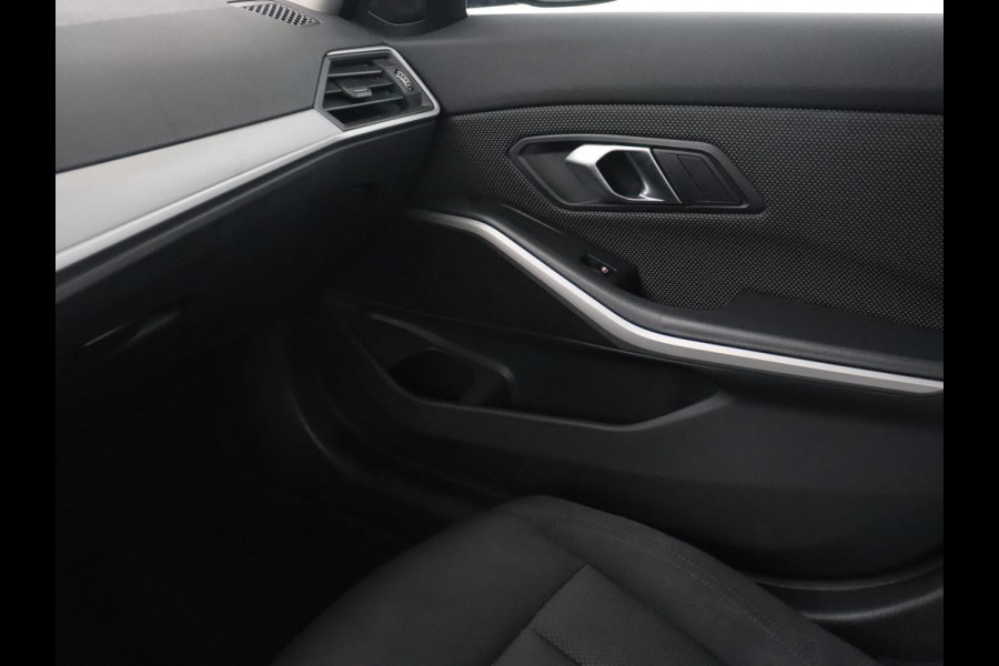 BMW 3 Serie 318i Business Edition | Stoelverwarming | Camera | Carplay | Live Cockpit | Full LED | Navigatie | Dodehoek detectie | Climate control