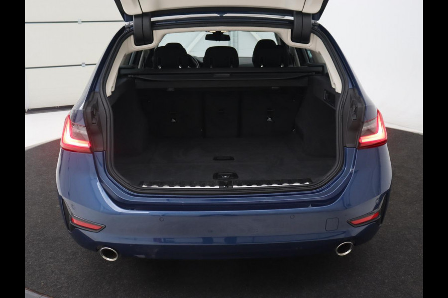 BMW 3 Serie 318i Business Edition | Stoelverwarming | Camera | Carplay | Live Cockpit | Full LED | Navigatie | Dodehoek detectie | Climate control