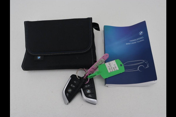 BMW 3 Serie 318i Business Edition | Stoelverwarming | Camera | Carplay | Live Cockpit | Full LED | Navigatie | Dodehoek detectie | Climate control