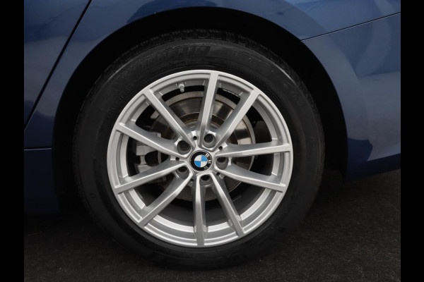 BMW 3 Serie 318i Business Edition | Stoelverwarming | Camera | Carplay | Live Cockpit | Full LED | Navigatie | Dodehoek detectie | Climate control