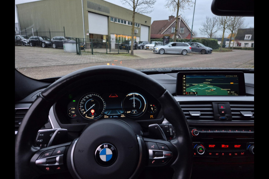 BMW 3 Serie Touring 330i M Sport X-Drive CarPlay Dig. Teller 6wb Line assist Dode Hoek ACC NAP NL Stuurverwarm 100% dealer onderho