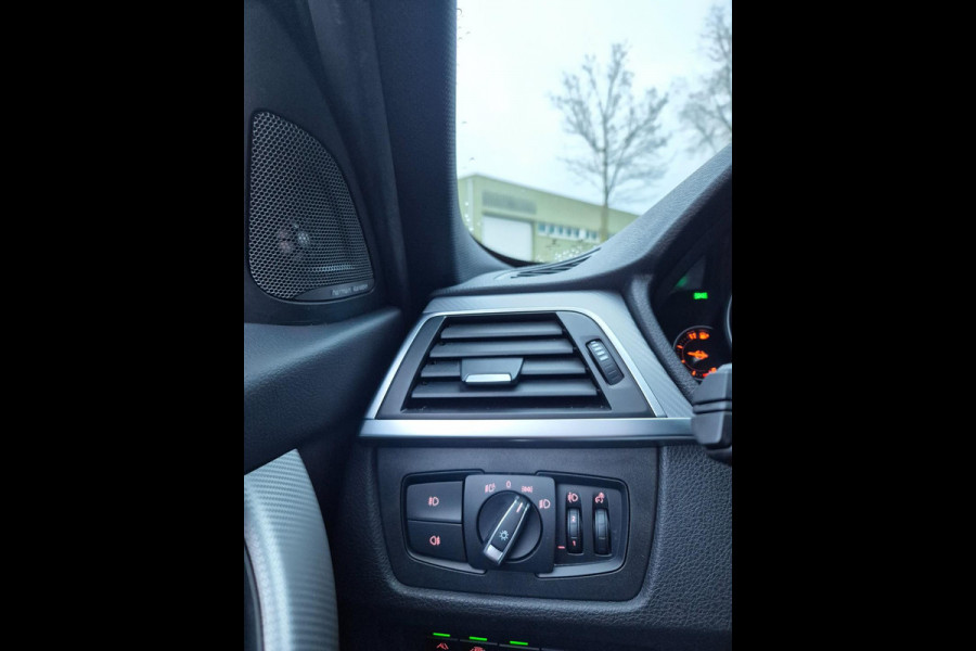 BMW 3 Serie Touring 330i M Sport X-Drive CarPlay Dig. Teller 6wb Line assist Dode Hoek ACC NAP NL Stuurverwarm 100% dealer onderho