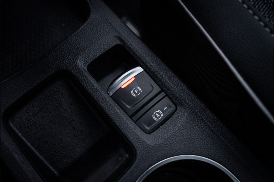 Renault Captur 1.6 E-Tech Plug-in Hybrid 160 Intens ** Panodak ** Camera ** Navigatie Rijbereik tot 56km (WLTP)