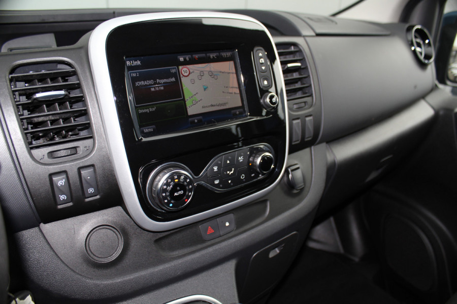 Renault Trafic 2.0-145pk dCi T29 L2H1 dubb. cabine Comfort. Erg nette Renault Trafic mèt dubbele cabine. Bijrijdersstoel, camera, LED verl., navigatie, tel. voorb., cruise control, airco, metallic lak, schuifdeur li+re, LM wielen, side bars, laadruimte betimmerd, trekhaak etc.