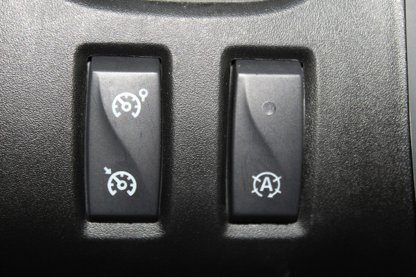 Renault Trafic 2.0-145pk dCi T29 L2H1 dubb. cabine Comfort. Erg nette Renault Trafic mèt dubbele cabine. Bijrijdersstoel, camera, LED verl., navigatie, tel. voorb., cruise control, airco, metallic lak, schuifdeur li+re, LM wielen, side bars, laadruimte betimmerd, trekhaak etc.