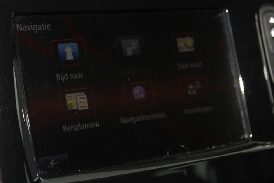 Renault Trafic 2.0-145pk dCi T29 L2H1 dubb. cabine Comfort. Erg nette Renault Trafic mèt dubbele cabine. Bijrijdersstoel, camera, LED verl., navigatie, tel. voorb., cruise control, airco, metallic lak, schuifdeur li+re, LM wielen, side bars, laadruimte betimmerd, trekhaak etc.