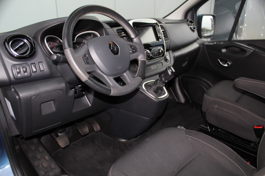 Renault Trafic 2.0-145pk dCi T29 L2H1 dubb. cabine Comfort. Erg nette Renault Trafic mèt dubbele cabine. Bijrijdersstoel, camera, LED verl., navigatie, tel. voorb., cruise control, airco, metallic lak, schuifdeur li+re, LM wielen, side bars, laadruimte betimmerd, trekhaak etc.