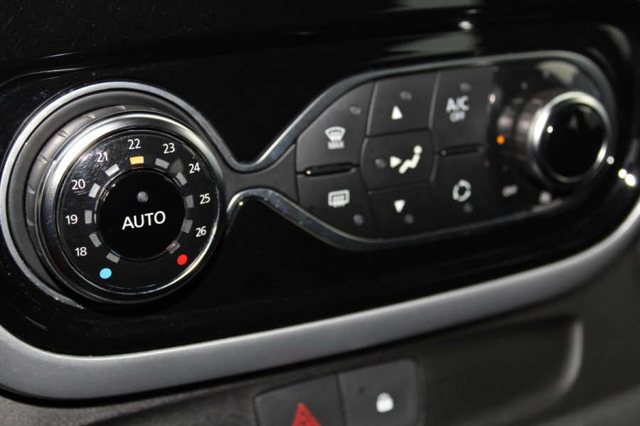 Renault Trafic 2.0-145pk dCi T29 L2H1 dubb. cabine Comfort. Erg nette Renault Trafic mèt dubbele cabine. Bijrijdersstoel, camera, LED verl., navigatie, tel. voorb., cruise control, airco, metallic lak, schuifdeur li+re, LM wielen, side bars, laadruimte betimmerd, trekhaak etc.