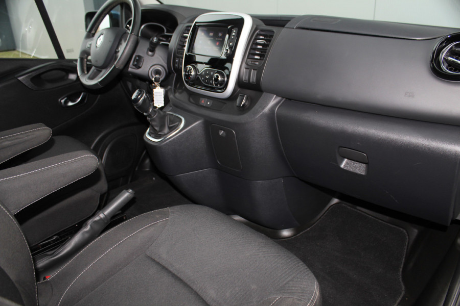 Renault Trafic 2.0-145pk dCi T29 L2H1 dubb. cabine Comfort. Erg nette Renault Trafic mèt dubbele cabine. Bijrijdersstoel, camera, LED verl., navigatie, tel. voorb., cruise control, airco, metallic lak, schuifdeur li+re, LM wielen, side bars, laadruimte betimmerd, trekhaak etc.