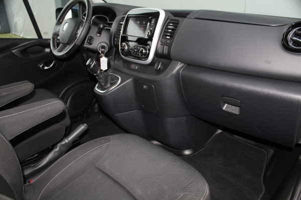 Renault Trafic 2.0-145pk dCi T29 L2H1 dubb. cabine Comfort. Erg nette Renault Trafic mèt dubbele cabine. Bijrijdersstoel, camera, LED verl., navigatie, tel. voorb., cruise control, airco, metallic lak, schuifdeur li+re, LM wielen, side bars, laadruimte betimmerd, trekhaak etc.