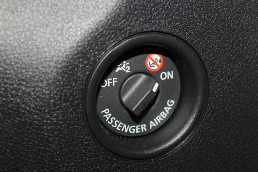 Renault Trafic 2.0-145pk dCi T29 L2H1 dubb. cabine Comfort. Erg nette Renault Trafic mèt dubbele cabine. Bijrijdersstoel, camera, LED verl., navigatie, tel. voorb., cruise control, airco, metallic lak, schuifdeur li+re, LM wielen, side bars, laadruimte betimmerd, trekhaak etc.