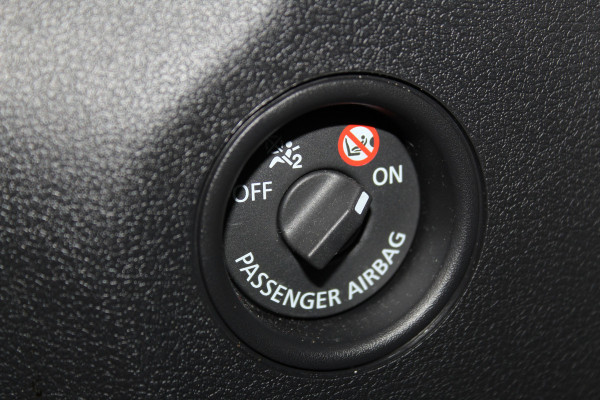 Renault Trafic 2.0-145pk dCi T29 L2H1 dubb. cabine Comfort. Erg nette Renault Trafic mèt dubbele cabine. Bijrijdersstoel, camera, LED verl., navigatie, tel. voorb., cruise control, airco, metallic lak, schuifdeur li+re, LM wielen, side bars, laadruimte betimmerd, trekhaak etc.