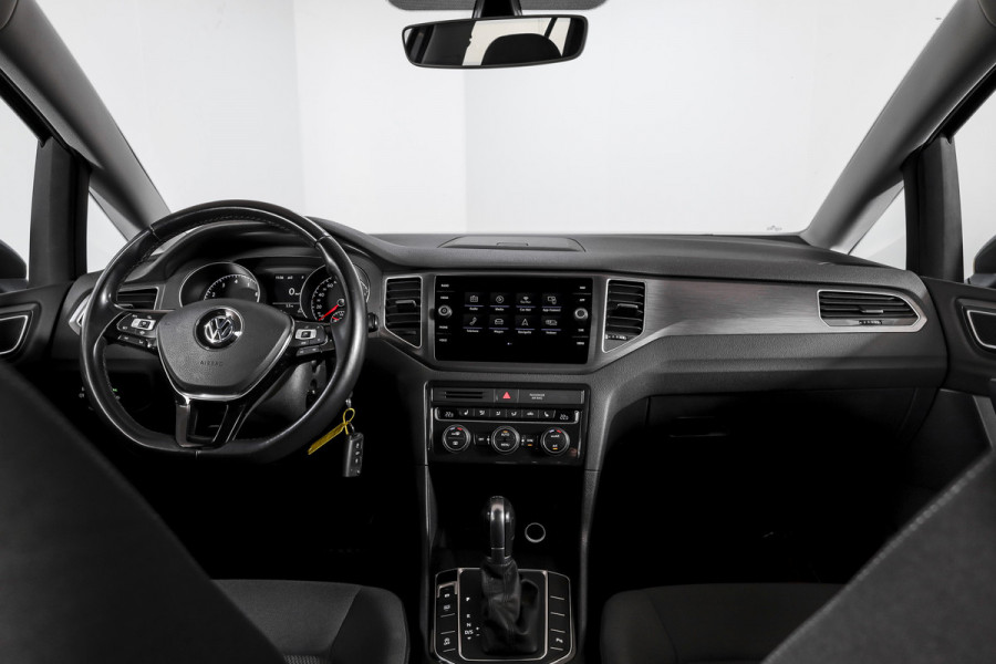 Volkswagen Golf Sportsvan 1.5 TSI ACT 130 PK Comfortline - Automaat | Adapt. Cruise | Stoelverw. | PDC | Camera | App.Connect + NAV. | ECC | DAB | Trekhaak | LM 16" |