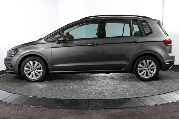 Volkswagen Golf Sportsvan 1.5 TSI ACT 130 PK Comfortline - Automaat | Adapt. Cruise | Stoelverw. | PDC | Camera | App.Connect + NAV. | ECC | DAB | Trekhaak | LM 16" |
