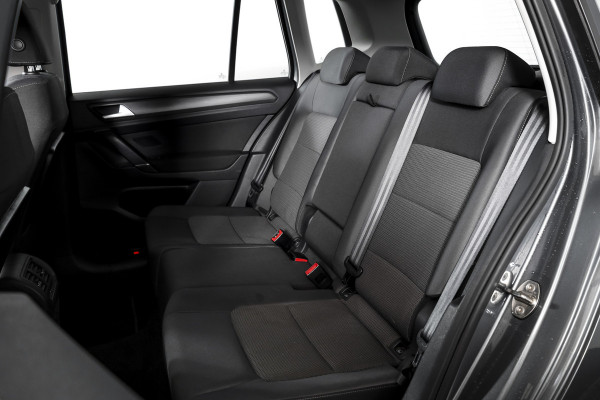 Volkswagen Golf Sportsvan 1.5 TSI ACT 130 PK Comfortline - Automaat | Adapt. Cruise | Stoelverw. | PDC | Camera | App.Connect + NAV. | ECC | DAB | Trekhaak | LM 16" |