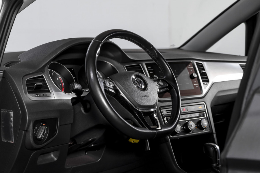 Volkswagen Golf Sportsvan 1.5 TSI ACT 130 PK Comfortline - Automaat | Adapt. Cruise | Stoelverw. | PDC | Camera | App.Connect + NAV. | ECC | DAB | Trekhaak | LM 16" |