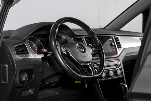 Volkswagen Golf Sportsvan 1.5 TSI ACT 130 PK Comfortline - Automaat | Adapt. Cruise | Stoelverw. | PDC | Camera | App.Connect + NAV. | ECC | DAB | Trekhaak | LM 16" |