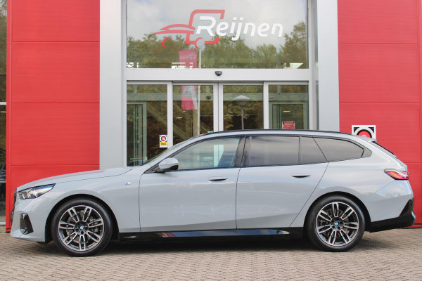 BMW 5 Serie Touring 520i M-SPORT | PANORAMA DAK | TREKHAAK ELEKTRISCH WEGKLAPBAAR | HARMAN KARDON AUDIO SYSTEM | SHADOW LINE PAKKET | ELEKTRISCH VERSTELBARE VOORSTOELEN MET GEHEUGENFUNCTIE | STOEL VENTILATIE VOOR | STOEL VERWARMING VOOR + ACHTER | 360° CAMERA | DRAADLOZE TELEFOONLADER | STAND VERWARMING | LEDEREN BEKLEDING "VEGANZA ZWART" | WARMTEWEREND GLAS | SPORT CHASSIS "M-TECHNIC" | INNOVATIE PAKKET: (HEAD UP DISPLAY/LIVE NAVIGATIE/INTERIEUR CAMERA/PARKEERSENSOREN VOOR+ACHTER/CONNECTED SERVICES) | DRAADLOZE APPLE CARPLAY/ANDROID AUTO | TRAVEL PAKKET (ELEKTRISCH BEDIENBARE ACH