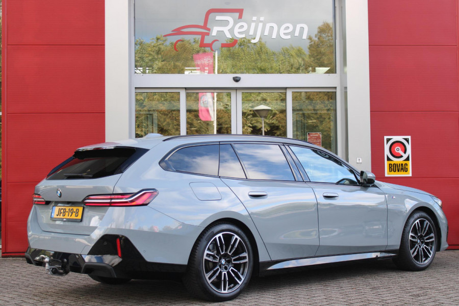 BMW 5 Serie Touring 520i M-SPORT | PANORAMA DAK | TREKHAAK ELEKTRISCH WEGKLAPBAAR | HARMAN KARDON AUDIO SYSTEM | SHADOW LINE PAKKET | ELEKTRISCH VERSTELBARE VOORSTOELEN MET GEHEUGENFUNCTIE | STOEL VENTILATIE VOOR | STOEL VERWARMING VOOR + ACHTER | 360° CAMERA | DRAADLOZE TELEFOONLADER | STAND VERWARMING | LEDEREN BEKLEDING "VEGANZA ZWART" | WARMTEWEREND GLAS | SPORT CHASSIS "M-TECHNIC" | INNOVATIE PAKKET: (HEAD UP DISPLAY/LIVE NAVIGATIE/INTERIEUR CAMERA/PARKEERSENSOREN VOOR+ACHTER/CONNECTED SERVICES) | DRAADLOZE APPLE CARPLAY/ANDROID AUTO | TRAVEL PAKKET (ELEKTRISCH BEDIENBARE ACH