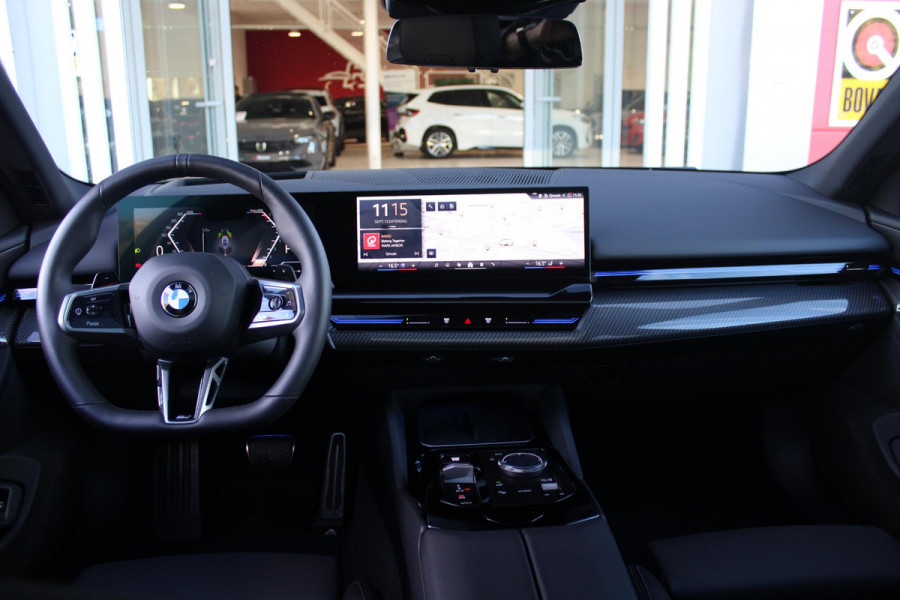 BMW 5 Serie Touring 520i M-SPORT | PANORAMA DAK | TREKHAAK ELEKTRISCH WEGKLAPBAAR | HARMAN KARDON AUDIO SYSTEM | SHADOW LINE PAKKET | ELEKTRISCH VERSTELBARE VOORSTOELEN MET GEHEUGENFUNCTIE | STOEL VENTILATIE VOOR | STOEL VERWARMING VOOR + ACHTER | 360° CAMERA | DRAADLOZE TELEFOONLADER | STAND VERWARMING | LEDEREN BEKLEDING "VEGANZA ZWART" | WARMTEWEREND GLAS | SPORT CHASSIS "M-TECHNIC" | INNOVATIE PAKKET: (HEAD UP DISPLAY/LIVE NAVIGATIE/INTERIEUR CAMERA/PARKEERSENSOREN VOOR+ACHTER/CONNECTED SERVICES) | DRAADLOZE APPLE CARPLAY/ANDROID AUTO | TRAVEL PAKKET (ELEKTRISCH BEDIENBARE ACH