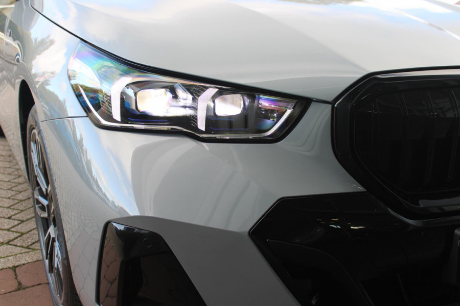 BMW 5 Serie Touring 520i M-SPORT | PANORAMA DAK | TREKHAAK ELEKTRISCH WEGKLAPBAAR | HARMAN KARDON AUDIO SYSTEM | SHADOW LINE PAKKET | ELEKTRISCH VERSTELBARE VOORSTOELEN MET GEHEUGENFUNCTIE | STOEL VENTILATIE VOOR | STOEL VERWARMING VOOR + ACHTER | 360° CAMERA | DRAADLOZE TELEFOONLADER | STAND VERWARMING | LEDEREN BEKLEDING "VEGANZA ZWART" | WARMTEWEREND GLAS | SPORT CHASSIS "M-TECHNIC" | INNOVATIE PAKKET: (HEAD UP DISPLAY/LIVE NAVIGATIE/INTERIEUR CAMERA/PARKEERSENSOREN VOOR+ACHTER/CONNECTED SERVICES) | DRAADLOZE APPLE CARPLAY/ANDROID AUTO | TRAVEL PAKKET (ELEKTRISCH BEDIENBARE ACH