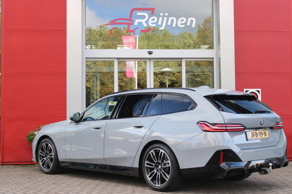 BMW 5 Serie Touring 520i M-SPORT | PANORAMA DAK | TREKHAAK ELEKTRISCH WEGKLAPBAAR | HARMAN KARDON AUDIO SYSTEM | SHADOW LINE PAKKET | ELEKTRISCH VERSTELBARE VOORSTOELEN MET GEHEUGENFUNCTIE | STOEL VENTILATIE VOOR | STOEL VERWARMING VOOR + ACHTER | 360° CAMERA | DRAADLOZE TELEFOONLADER | STAND VERWARMING | LEDEREN BEKLEDING "VEGANZA ZWART" | WARMTEWEREND GLAS | SPORT CHASSIS "M-TECHNIC" | INNOVATIE PAKKET: (HEAD UP DISPLAY/LIVE NAVIGATIE/INTERIEUR CAMERA/PARKEERSENSOREN VOOR+ACHTER/CONNECTED SERVICES) | DRAADLOZE APPLE CARPLAY/ANDROID AUTO | TRAVEL PAKKET (ELEKTRISCH BEDIENBARE ACH