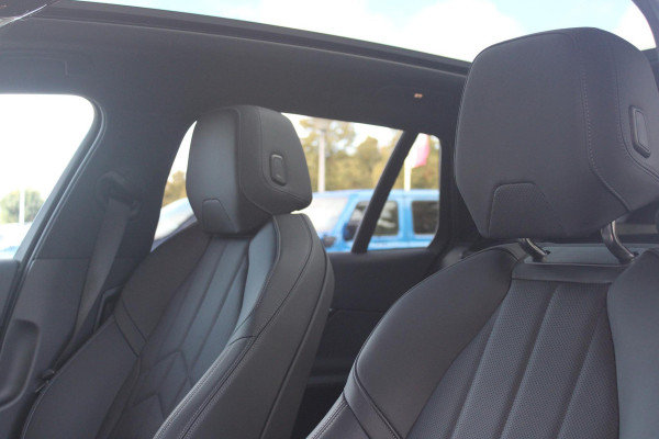 BMW 5 Serie Touring 520i M-SPORT | PANORAMA DAK | TREKHAAK ELEKTRISCH WEGKLAPBAAR | HARMAN KARDON AUDIO SYSTEM | SHADOW LINE PAKKET | ELEKTRISCH VERSTELBARE VOORSTOELEN MET GEHEUGENFUNCTIE | STOEL VENTILATIE VOOR | STOEL VERWARMING VOOR + ACHTER | 360° CAMERA | DRAADLOZE TELEFOONLADER | STAND VERWARMING | LEDEREN BEKLEDING "VEGANZA ZWART" | WARMTEWEREND GLAS | SPORT CHASSIS "M-TECHNIC" | INNOVATIE PAKKET: (HEAD UP DISPLAY/LIVE NAVIGATIE/INTERIEUR CAMERA/PARKEERSENSOREN VOOR+ACHTER/CONNECTED SERVICES) | DRAADLOZE APPLE CARPLAY/ANDROID AUTO | TRAVEL PAKKET (ELEKTRISCH BEDIENBARE ACH