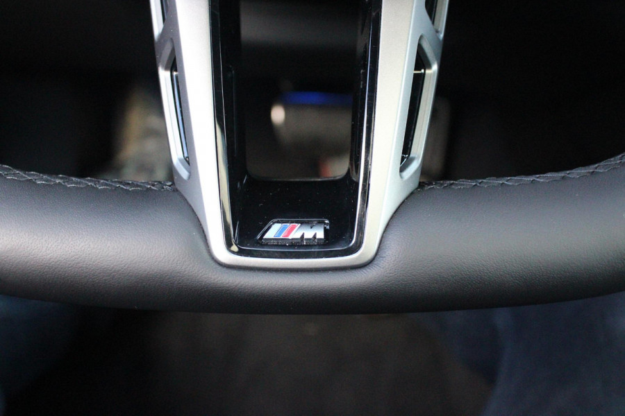 BMW 5 Serie Touring 520i M-SPORT | PANORAMA DAK | TREKHAAK ELEKTRISCH WEGKLAPBAAR | HARMAN KARDON AUDIO SYSTEM | SHADOW LINE PAKKET | ELEKTRISCH VERSTELBARE VOORSTOELEN MET GEHEUGENFUNCTIE | STOEL VENTILATIE VOOR | STOEL VERWARMING VOOR + ACHTER | 360° CAMERA | DRAADLOZE TELEFOONLADER | STAND VERWARMING | LEDEREN BEKLEDING "VEGANZA ZWART" | WARMTEWEREND GLAS | SPORT CHASSIS "M-TECHNIC" | INNOVATIE PAKKET: (HEAD UP DISPLAY/LIVE NAVIGATIE/INTERIEUR CAMERA/PARKEERSENSOREN VOOR+ACHTER/CONNECTED SERVICES) | DRAADLOZE APPLE CARPLAY/ANDROID AUTO | TRAVEL PAKKET (ELEKTRISCH BEDIENBARE ACH