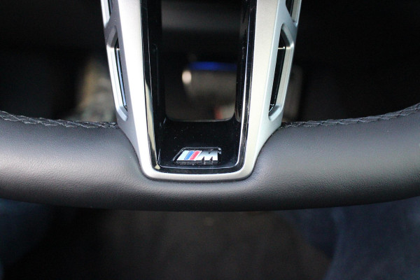 BMW 5 Serie Touring 520i M-SPORT | PANORAMA DAK | TREKHAAK ELEKTRISCH WEGKLAPBAAR | HARMAN KARDON AUDIO SYSTEM | SHADOW LINE PAKKET | ELEKTRISCH VERSTELBARE VOORSTOELEN MET GEHEUGENFUNCTIE | STOEL VENTILATIE VOOR | STOEL VERWARMING VOOR + ACHTER | 360° CAMERA | DRAADLOZE TELEFOONLADER | STAND VERWARMING | LEDEREN BEKLEDING "VEGANZA ZWART" | WARMTEWEREND GLAS | SPORT CHASSIS "M-TECHNIC" | INNOVATIE PAKKET: (HEAD UP DISPLAY/LIVE NAVIGATIE/INTERIEUR CAMERA/PARKEERSENSOREN VOOR+ACHTER/CONNECTED SERVICES) | DRAADLOZE APPLE CARPLAY/ANDROID AUTO | TRAVEL PAKKET (ELEKTRISCH BEDIENBARE ACH