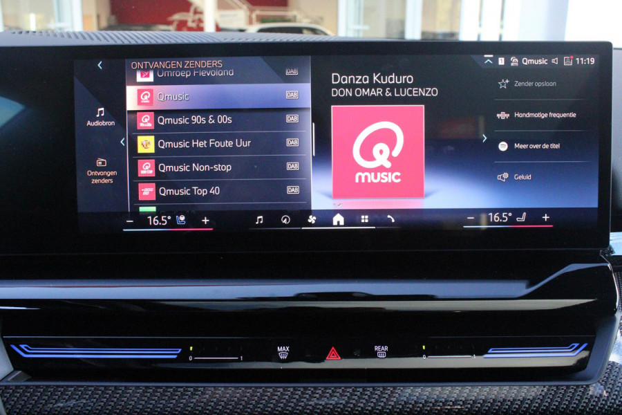 BMW 5 Serie Touring 520i M-SPORT | PANORAMA DAK | TREKHAAK ELEKTRISCH WEGKLAPBAAR | HARMAN KARDON AUDIO SYSTEM | SHADOW LINE PAKKET | ELEKTRISCH VERSTELBARE VOORSTOELEN MET GEHEUGENFUNCTIE | STOEL VENTILATIE VOOR | STOEL VERWARMING VOOR + ACHTER | 360° CAMERA | DRAADLOZE TELEFOONLADER | STAND VERWARMING | LEDEREN BEKLEDING "VEGANZA ZWART" | WARMTEWEREND GLAS | SPORT CHASSIS "M-TECHNIC" | INNOVATIE PAKKET: (HEAD UP DISPLAY/LIVE NAVIGATIE/INTERIEUR CAMERA/PARKEERSENSOREN VOOR+ACHTER/CONNECTED SERVICES) | DRAADLOZE APPLE CARPLAY/ANDROID AUTO | TRAVEL PAKKET (ELEKTRISCH BEDIENBARE ACH