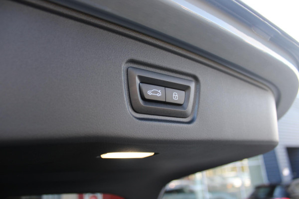 BMW 5 Serie Touring 520i M-SPORT | PANORAMA DAK | TREKHAAK ELEKTRISCH WEGKLAPBAAR | HARMAN KARDON AUDIO SYSTEM | SHADOW LINE PAKKET | ELEKTRISCH VERSTELBARE VOORSTOELEN MET GEHEUGENFUNCTIE | STOEL VENTILATIE VOOR | STOEL VERWARMING VOOR + ACHTER | 360° CAMERA | DRAADLOZE TELEFOONLADER | STAND VERWARMING | LEDEREN BEKLEDING "VEGANZA ZWART" | WARMTEWEREND GLAS | SPORT CHASSIS "M-TECHNIC" | INNOVATIE PAKKET: (HEAD UP DISPLAY/LIVE NAVIGATIE/INTERIEUR CAMERA/PARKEERSENSOREN VOOR+ACHTER/CONNECTED SERVICES) | DRAADLOZE APPLE CARPLAY/ANDROID AUTO | TRAVEL PAKKET (ELEKTRISCH BEDIENBARE ACH