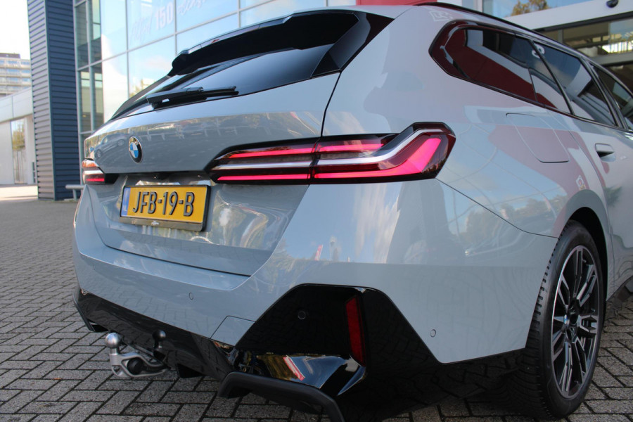 BMW 5 Serie Touring 520i M-SPORT | PANORAMA DAK | TREKHAAK ELEKTRISCH WEGKLAPBAAR | HARMAN KARDON AUDIO SYSTEM | SHADOW LINE PAKKET | ELEKTRISCH VERSTELBARE VOORSTOELEN MET GEHEUGENFUNCTIE | STOEL VENTILATIE VOOR | STOEL VERWARMING VOOR + ACHTER | 360° CAMERA | DRAADLOZE TELEFOONLADER | STAND VERWARMING | LEDEREN BEKLEDING "VEGANZA ZWART" | WARMTEWEREND GLAS | SPORT CHASSIS "M-TECHNIC" | INNOVATIE PAKKET: (HEAD UP DISPLAY/LIVE NAVIGATIE/INTERIEUR CAMERA/PARKEERSENSOREN VOOR+ACHTER/CONNECTED SERVICES) | DRAADLOZE APPLE CARPLAY/ANDROID AUTO | TRAVEL PAKKET (ELEKTRISCH BEDIENBARE ACH
