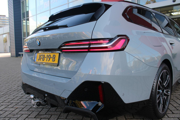 BMW 5 Serie Touring 520i M-SPORT | PANORAMA DAK | TREKHAAK ELEKTRISCH WEGKLAPBAAR | HARMAN KARDON AUDIO SYSTEM | SHADOW LINE PAKKET | ELEKTRISCH VERSTELBARE VOORSTOELEN MET GEHEUGENFUNCTIE | STOEL VENTILATIE VOOR | STOEL VERWARMING VOOR + ACHTER | 360° CAMERA | DRAADLOZE TELEFOONLADER | STAND VERWARMING | LEDEREN BEKLEDING "VEGANZA ZWART" | WARMTEWEREND GLAS | SPORT CHASSIS "M-TECHNIC" | INNOVATIE PAKKET: (HEAD UP DISPLAY/LIVE NAVIGATIE/INTERIEUR CAMERA/PARKEERSENSOREN VOOR+ACHTER/CONNECTED SERVICES) | DRAADLOZE APPLE CARPLAY/ANDROID AUTO | TRAVEL PAKKET (ELEKTRISCH BEDIENBARE ACH