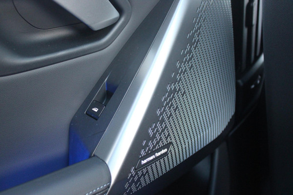 BMW 5 Serie Touring 520i M-SPORT | PANORAMA DAK | TREKHAAK ELEKTRISCH WEGKLAPBAAR | HARMAN KARDON AUDIO SYSTEM | SHADOW LINE PAKKET | ELEKTRISCH VERSTELBARE VOORSTOELEN MET GEHEUGENFUNCTIE | STOEL VENTILATIE VOOR | STOEL VERWARMING VOOR + ACHTER | 360° CAMERA | DRAADLOZE TELEFOONLADER | STAND VERWARMING | LEDEREN BEKLEDING "VEGANZA ZWART" | WARMTEWEREND GLAS | SPORT CHASSIS "M-TECHNIC" | INNOVATIE PAKKET: (HEAD UP DISPLAY/LIVE NAVIGATIE/INTERIEUR CAMERA/PARKEERSENSOREN VOOR+ACHTER/CONNECTED SERVICES) | DRAADLOZE APPLE CARPLAY/ANDROID AUTO | TRAVEL PAKKET (ELEKTRISCH BEDIENBARE ACH