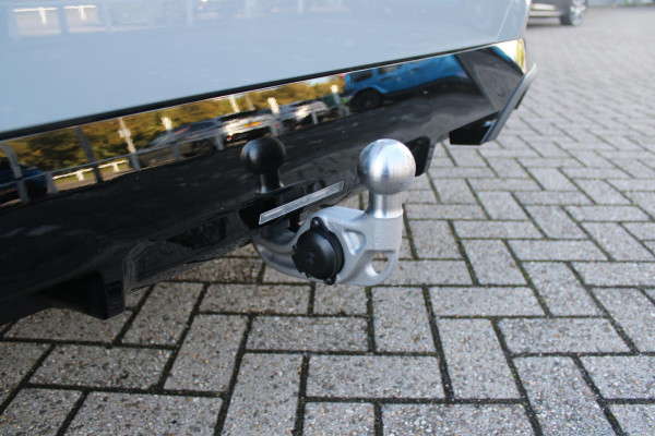 BMW 5 Serie Touring 520i M-SPORT | PANORAMA DAK | TREKHAAK ELEKTRISCH WEGKLAPBAAR | HARMAN KARDON AUDIO SYSTEM | SHADOW LINE PAKKET | ELEKTRISCH VERSTELBARE VOORSTOELEN MET GEHEUGENFUNCTIE | STOEL VENTILATIE VOOR | STOEL VERWARMING VOOR + ACHTER | 360° CAMERA | DRAADLOZE TELEFOONLADER | STAND VERWARMING | LEDEREN BEKLEDING "VEGANZA ZWART" | WARMTEWEREND GLAS | SPORT CHASSIS "M-TECHNIC" | INNOVATIE PAKKET: (HEAD UP DISPLAY/LIVE NAVIGATIE/INTERIEUR CAMERA/PARKEERSENSOREN VOOR+ACHTER/CONNECTED SERVICES) | DRAADLOZE APPLE CARPLAY/ANDROID AUTO | TRAVEL PAKKET (ELEKTRISCH BEDIENBARE ACH