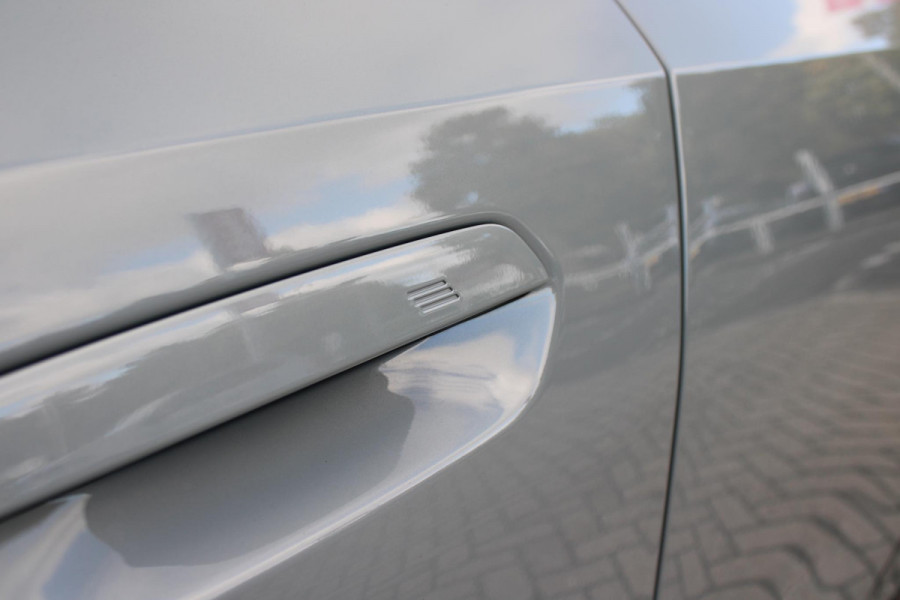 BMW 5 Serie Touring 520i M-SPORT | PANORAMA DAK | TREKHAAK ELEKTRISCH WEGKLAPBAAR | HARMAN KARDON AUDIO SYSTEM | SHADOW LINE PAKKET | ELEKTRISCH VERSTELBARE VOORSTOELEN MET GEHEUGENFUNCTIE | STOEL VENTILATIE VOOR | STOEL VERWARMING VOOR + ACHTER | 360° CAMERA | DRAADLOZE TELEFOONLADER | STAND VERWARMING | LEDEREN BEKLEDING "VEGANZA ZWART" | WARMTEWEREND GLAS | SPORT CHASSIS "M-TECHNIC" | INNOVATIE PAKKET: (HEAD UP DISPLAY/LIVE NAVIGATIE/INTERIEUR CAMERA/PARKEERSENSOREN VOOR+ACHTER/CONNECTED SERVICES) | DRAADLOZE APPLE CARPLAY/ANDROID AUTO | TRAVEL PAKKET (ELEKTRISCH BEDIENBARE ACH