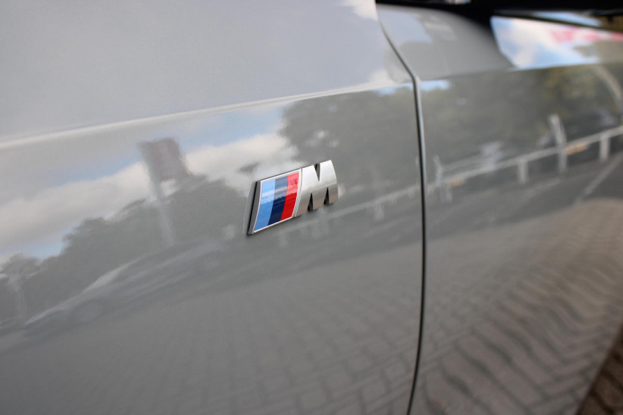 BMW 5 Serie Touring 520i M-SPORT | PANORAMA DAK | TREKHAAK ELEKTRISCH WEGKLAPBAAR | HARMAN KARDON AUDIO SYSTEM | SHADOW LINE PAKKET | ELEKTRISCH VERSTELBARE VOORSTOELEN MET GEHEUGENFUNCTIE | STOEL VENTILATIE VOOR | STOEL VERWARMING VOOR + ACHTER | 360° CAMERA | DRAADLOZE TELEFOONLADER | STAND VERWARMING | LEDEREN BEKLEDING "VEGANZA ZWART" | WARMTEWEREND GLAS | SPORT CHASSIS "M-TECHNIC" | INNOVATIE PAKKET: (HEAD UP DISPLAY/LIVE NAVIGATIE/INTERIEUR CAMERA/PARKEERSENSOREN VOOR+ACHTER/CONNECTED SERVICES) | DRAADLOZE APPLE CARPLAY/ANDROID AUTO | TRAVEL PAKKET (ELEKTRISCH BEDIENBARE ACH