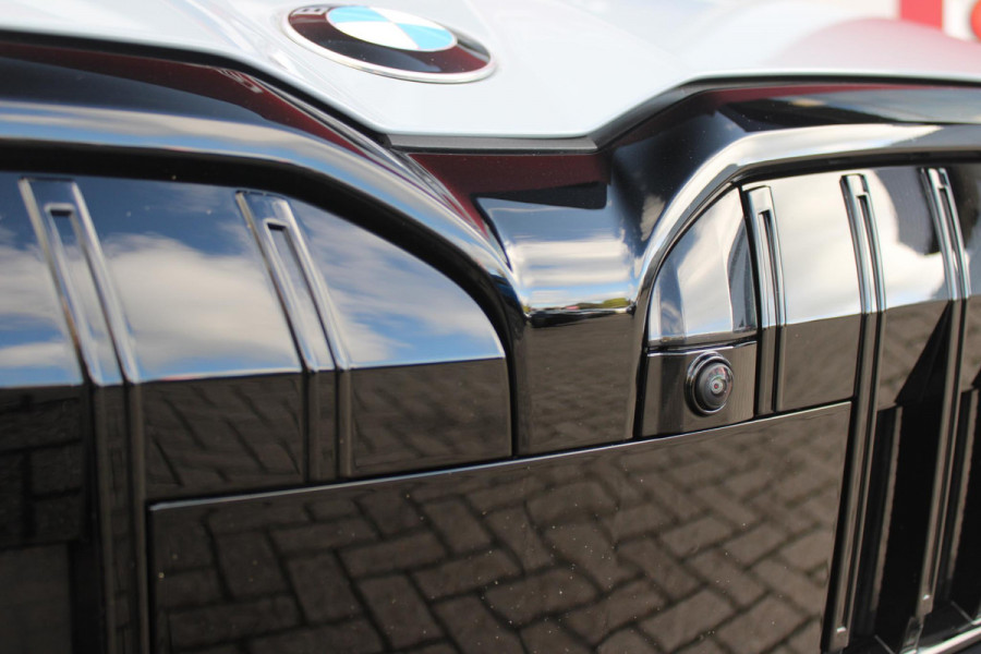 BMW 5 Serie Touring 520i M-SPORT | PANORAMA DAK | TREKHAAK ELEKTRISCH WEGKLAPBAAR | HARMAN KARDON AUDIO SYSTEM | SHADOW LINE PAKKET | ELEKTRISCH VERSTELBARE VOORSTOELEN MET GEHEUGENFUNCTIE | STOEL VENTILATIE VOOR | STOEL VERWARMING VOOR + ACHTER | 360° CAMERA | DRAADLOZE TELEFOONLADER | STAND VERWARMING | LEDEREN BEKLEDING "VEGANZA ZWART" | WARMTEWEREND GLAS | SPORT CHASSIS "M-TECHNIC" | INNOVATIE PAKKET: (HEAD UP DISPLAY/LIVE NAVIGATIE/INTERIEUR CAMERA/PARKEERSENSOREN VOOR+ACHTER/CONNECTED SERVICES) | DRAADLOZE APPLE CARPLAY/ANDROID AUTO | TRAVEL PAKKET (ELEKTRISCH BEDIENBARE ACH