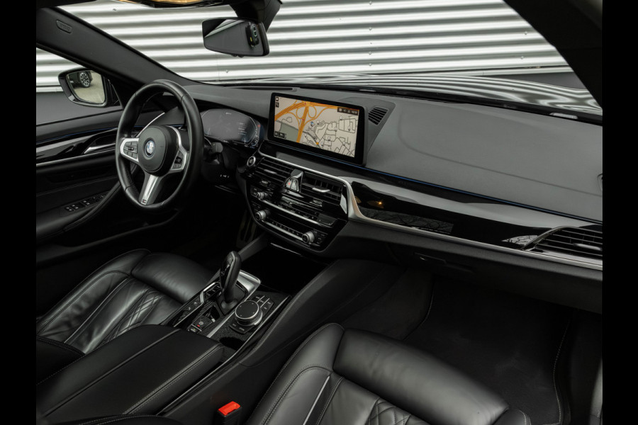 BMW 5 Serie 530e M-Sport - Individual ''Crystal Casserit Black'' - Dak - Head-Up
