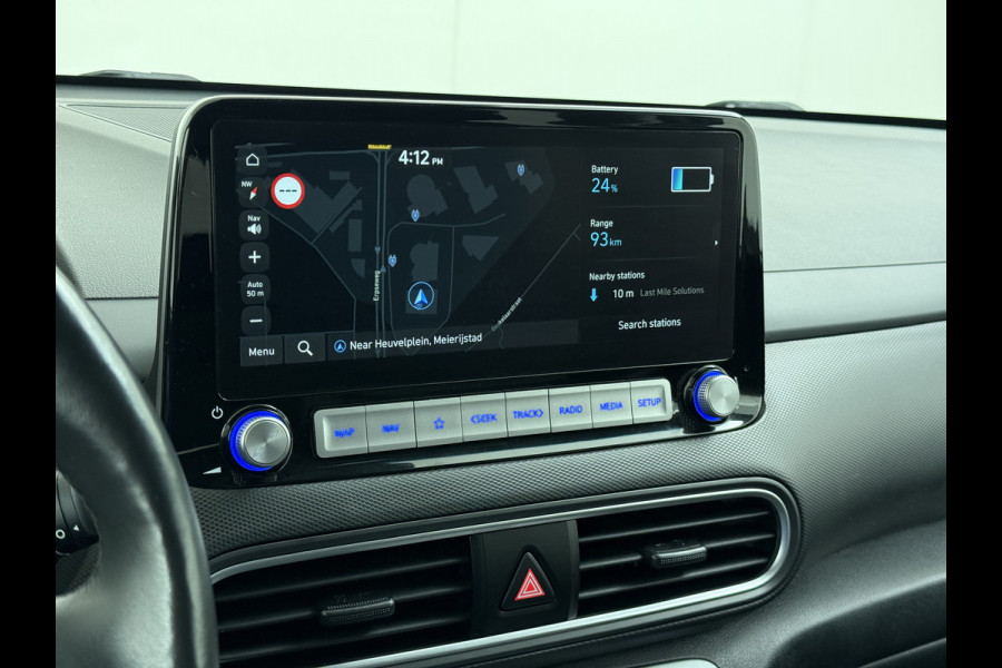 Hyundai Kona EV Premium 64kWh Leer SOH 100% Warmtepomp Krell®-Premium Audio Stoelverwarming+Koeling Camera Apple Carplay Android Auto Head-Up Stuurverwarming Elek.Stoelen Blind Spot Lane Assist VESS 1e Eigenaar Origineel Nederlandse Auto 45.000,-nieuw