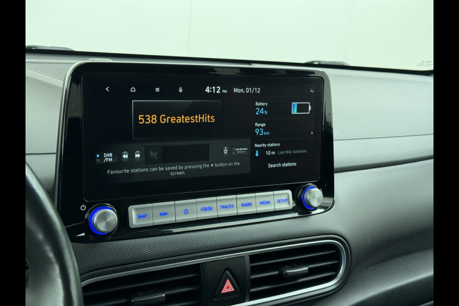 Hyundai Kona EV Premium 64kWh Leer SOH 100% Warmtepomp Krell®-Premium Audio Stoelverwarming+Koeling Camera Apple Carplay Android Auto Head-Up Stuurverwarming Elek.Stoelen Blind Spot Lane Assist VESS 1e Eigenaar Origineel Nederlandse Auto 45.000,-nieuw