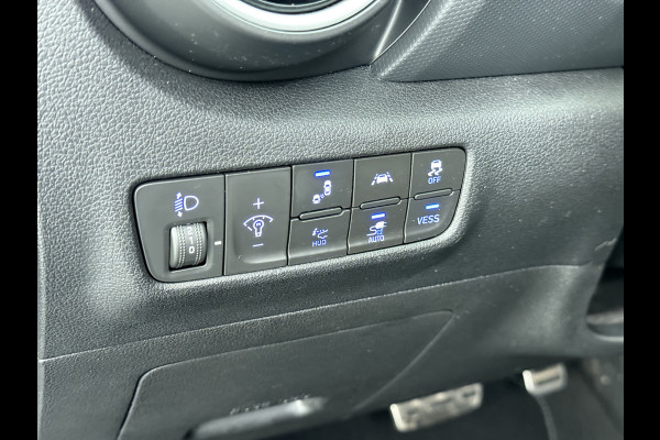 Hyundai Kona EV Premium 64kWh Leer SOH 100% Warmtepomp Krell®-Premium Audio Stoelverwarming+Koeling Camera Apple Carplay Android Auto Head-Up Stuurverwarming Elek.Stoelen Blind Spot Lane Assist VESS 1e Eigenaar Origineel Nederlandse Auto 45.000,-nieuw