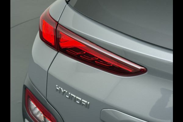 Hyundai Kona EV Premium 64kWh Leer SOH 100% Warmtepomp Krell®-Premium Audio Stoelverwarming+Koeling Camera Apple Carplay Android Auto Head-Up Stuurverwarming Elek.Stoelen Blind Spot Lane Assist VESS 1e Eigenaar Origineel Nederlandse Auto 45.000,-nieuw