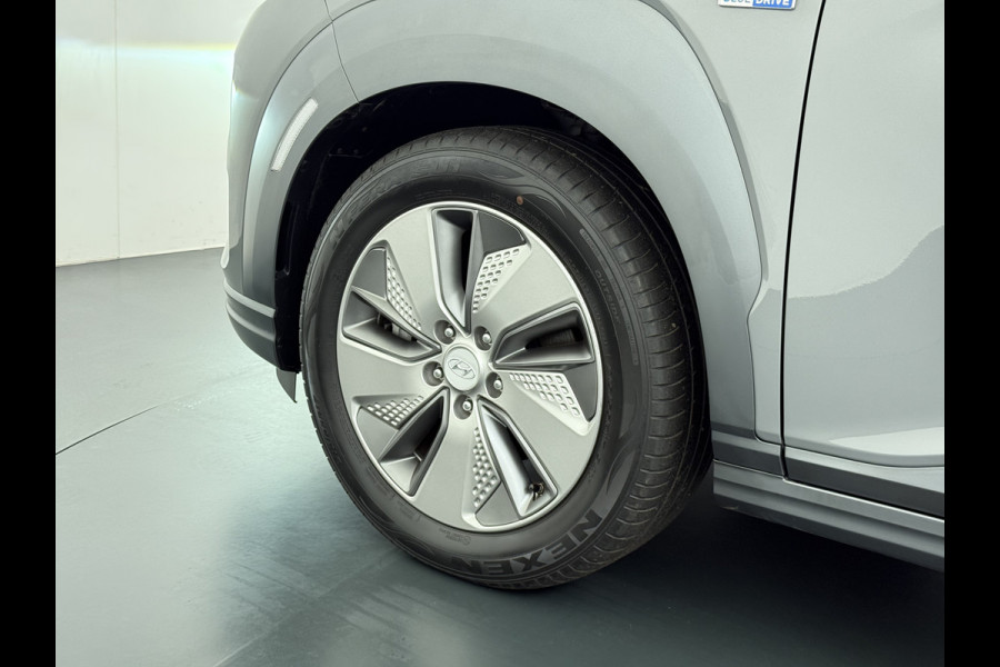 Hyundai Kona EV Premium 64kWh Leer SOH 100% Warmtepomp Krell®-Premium Audio Stoelverwarming+Koeling Camera Apple Carplay Android Auto Head-Up Stuurverwarming Elek.Stoelen Blind Spot Lane Assist VESS 1e Eigenaar Origineel Nederlandse Auto 45.000,-nieuw