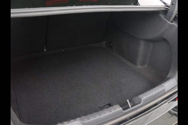 Audi A3 30 TFSI S edition | Stoelverwarming | Park Assist | Carplay | Sportstoelen | Half leder | Virtual Cockpit | Full LED | Navigatie | Bluetooth | Climate control | Cruise control