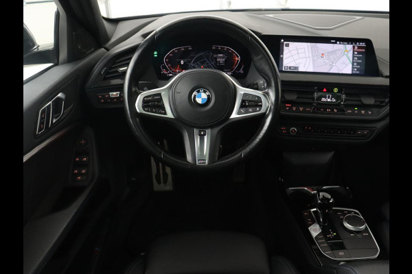 BMW 1-serie 118i M Sport | Panoramadak | Stoelverwarming | Camera | Sportstoelen | Harman/Kardon | Stuurverwarming | Carplay | Navigatie | Live Cockpit | Full LED | Getint glas
