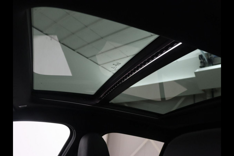 BMW 1-serie 118i M Sport | Panoramadak | Stoelverwarming | Camera | Sportstoelen | Harman/Kardon | Stuurverwarming | Carplay | Navigatie | Live Cockpit | Full LED | Getint glas